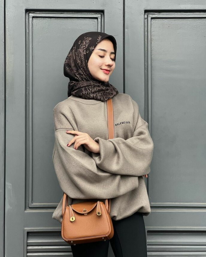 Selain Menggoda, Tampilan Tertutup Ghea Youbi Gak Kalah Oke 4 Cekricek.id, Berita Artis dan Berita Seleb - Belum lama ini penyanyi cantik Ghea Youbi mengunggah potretnya dengan tampilan lebih tertutup