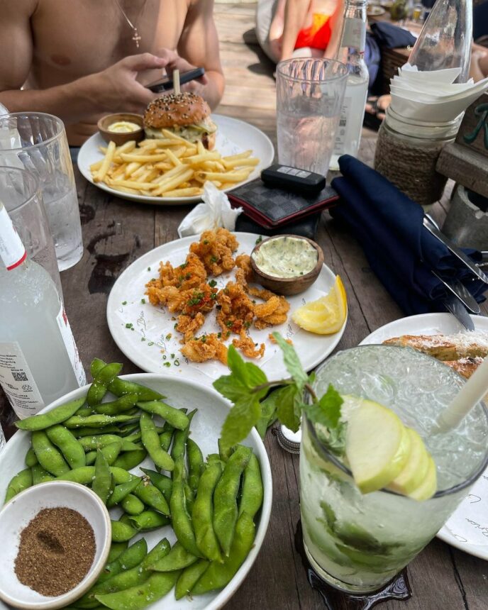 Cekricek.id, Berita Artis dan Berita Seleb - Netizen dibuat salfok ketika melihat Jennifer Coppen memamerkan kekasih tampannya.