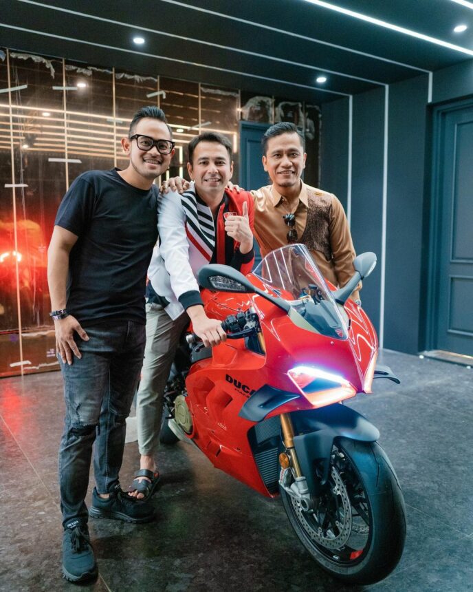 Cekricek.id, Berita Artis dan Berita Seleb - Presenter kondang Raffi Ahmad terlihat amat girang. Ketika mendapatkan hadiah berupa motor mewah