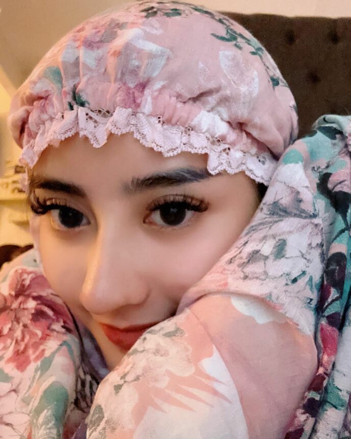 Selain Menggoda, Tampilan Tertutup Ghea Youbi Gak Kalah Oke 5 Cekricek.id, Berita Artis dan Berita Seleb - Belum lama ini penyanyi cantik Ghea Youbi mengunggah potretnya dengan tampilan lebih tertutup