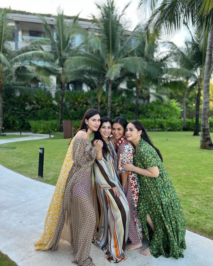 Nagita Slavina Bareng Saudari dan Ipar, Gak Ada Tanda Keburikan 4 Cekricek.id, Berita Artis dan Berita Seleb - Artis cantik Nagita Slavina mengunggah potretnya bersama saudari beserta kedua iparnya