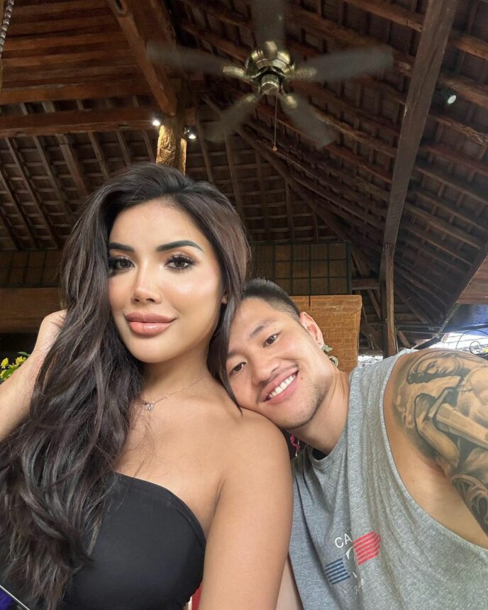 Cekricek.id, Berita Artis dan Berita Seleb - Baru beberapa hari lalu dilamar kekasih, kini Millen Cyrus pamer kemesraan saat liburan. 