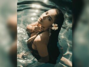 Cekricek.id, Berita Artis dan Berita Seleb - Aura Dinar Candy jadi semakin bersinar ketika melakukan pemotretan di kolam renang.