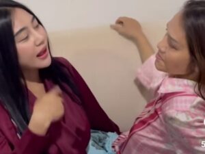 Aksi bunda Corla yang memegang meremas buah dada artis Pamela Safitri hebohkan jagat maya hingga menuai berbagai komentar warganet.