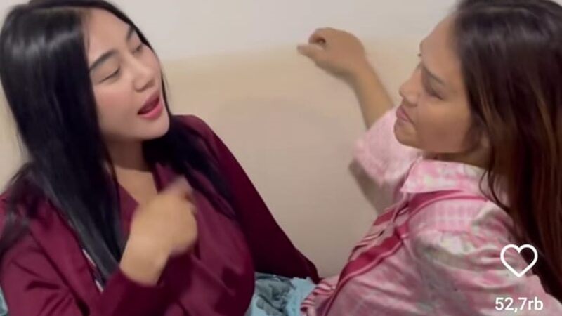 Aksi bunda Corla yang memegang meremas buah dada artis Pamela Safitri hebohkan jagat maya hingga menuai berbagai komentar warganet.