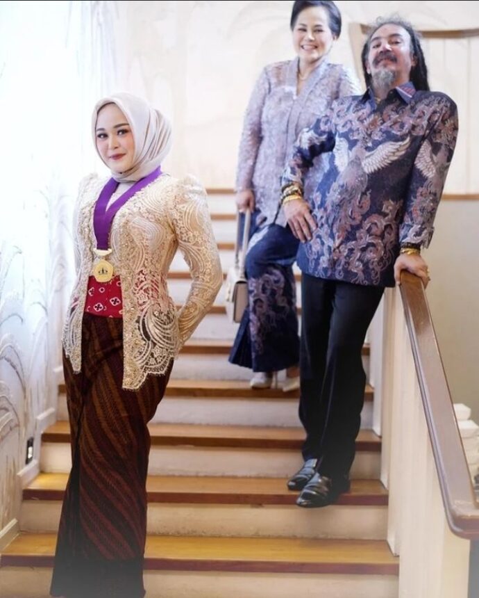 Anak Master Limbad Jadi Sarjana Kedokteran, Netizen Takjub dengan Paras Cantiknya 2 cekricek.id, berita seleb dan berita artis - Anak Master Limbad Jadi Sarjana Kedokteran, Netizen Takjub dengan Paras Cantiknya