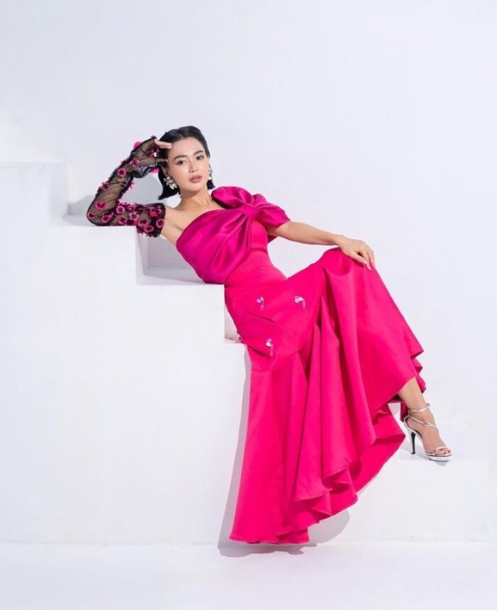 Cekricek.id, berita seleb dan berita artis - Wika Salim Pemotretan dengan Gaun Pink Fanta, Katanya Cari Cuan Demi Beli Tiket Konser