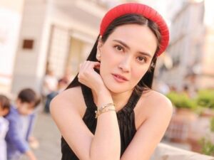 Shandy Aulia membagikan video BTS saat berpose di atas jembatan. Kejadian tidak terduga pun terjadi di akhir video yang bikin ketar-ketir netizen.
