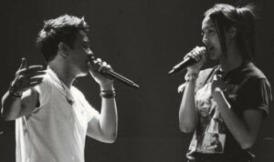 Cekricek.id, Berita Seleb dan Berita Artis – Tidak hanya kecantikannya yang membuat kaum hawa iri, Anya Geraldine yang mendapat kesempatan untuk berduet dengan Ariel Noah tak kalah membuat heboh. Vokalis band yang sudah disepakati memiliki paras yang paling tampan itu berada di atas panggung bersama sang aktris, tenti adalah hal langka yang layak untuk disaksikan.