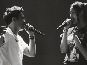 Cekricek.id, Berita Seleb dan Berita Artis – Tidak hanya kecantikannya yang membuat kaum hawa iri, Anya Geraldine yang mendapat kesempatan untuk berduet dengan Ariel Noah tak kalah membuat heboh. Vokalis band yang sudah disepakati memiliki paras yang paling tampan itu berada di atas panggung bersama sang aktris, tenti adalah hal langka yang layak untuk disaksikan.