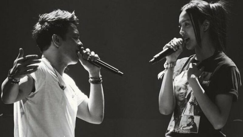 Cekricek.id, Berita Seleb dan Berita Artis – Tidak hanya kecantikannya yang membuat kaum hawa iri, Anya Geraldine yang mendapat kesempatan untuk berduet dengan Ariel Noah tak kalah membuat heboh. Vokalis band yang sudah disepakati memiliki paras yang paling tampan itu berada di atas panggung bersama sang aktris, tenti adalah hal langka yang layak untuk disaksikan.