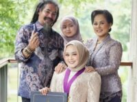 Cekricek.id, Berita Seleb dan Berita Artis – Master Limbad membagikan sebuah kabar bahagia melalui sebuah unggahan di laman Instagram miliknya. Anak perempuannya yang bernama Cecillia Virgina telah resmi menjadi sarjana kedokteran dan diwisuda baru-baru ini.