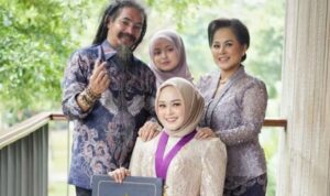Cekricek.id, Berita Seleb dan Berita Artis – Master Limbad membagikan sebuah kabar bahagia melalui sebuah unggahan di laman Instagram miliknya. Anak perempuannya yang bernama Cecillia Virgina telah resmi menjadi sarjana kedokteran dan diwisuda baru-baru ini.