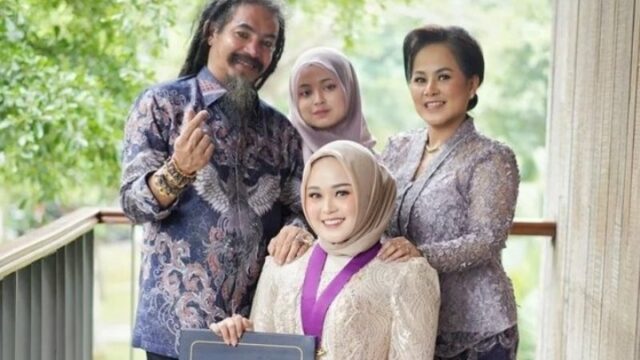 Cekricek.id, Berita Seleb dan Berita Artis – Master Limbad membagikan sebuah kabar bahagia melalui sebuah unggahan di laman Instagram miliknya. Anak perempuannya yang bernama Cecillia Virgina telah resmi menjadi sarjana kedokteran dan diwisuda baru-baru ini.