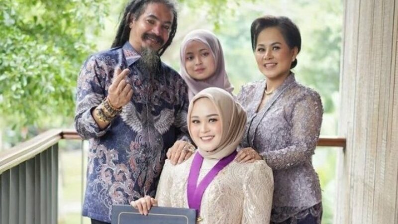 Cekricek.id, Berita Seleb dan Berita Artis – Master Limbad membagikan sebuah kabar bahagia melalui sebuah unggahan di laman Instagram miliknya. Anak perempuannya yang bernama Cecillia Virgina telah resmi menjadi sarjana kedokteran dan diwisuda baru-baru ini.