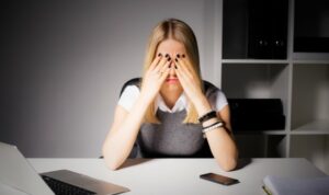 Cekricek.id, Berita Viral – Kasus syarat perpanjangan kontrak dari oknum perusahaan di Cikarang, Jawa Barat kini tengah ramai diperbincangkan. Pegawai wanita yang ingin memperpanjang kontrak kerjanya harus mau diajak tidur dengan atasan mereka sebagai syarat yang dipenuhi.