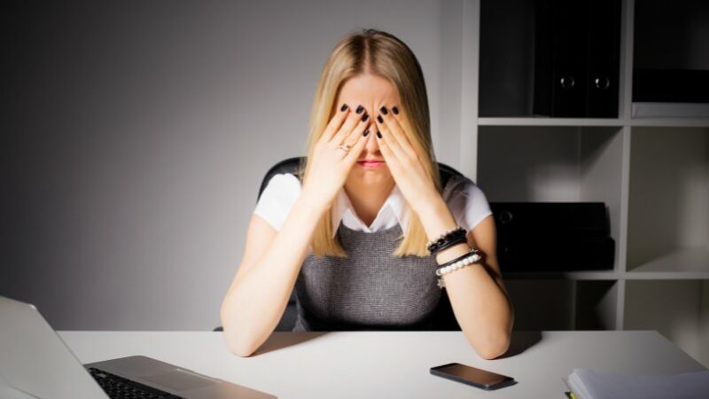 Cekricek.id, Berita Viral – Kasus syarat perpanjangan kontrak dari oknum perusahaan di Cikarang, Jawa Barat kini tengah ramai diperbincangkan. Pegawai wanita yang ingin memperpanjang kontrak kerjanya harus mau diajak tidur dengan atasan mereka sebagai syarat yang dipenuhi.