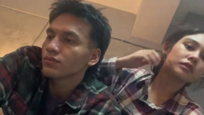 Cekricek.id, Berita Seleb dan Berita Artis - Jefri Nichol bersama dengan Vanesha Prescilla, pemeran Milea dalam film remaja Dilan 1990 tampak cukup mesra dalam sebuah unggahan terbaru. Pemandangan langka tersebut lantas membuat netizen beramai-ramai mengisi kolom komentar.