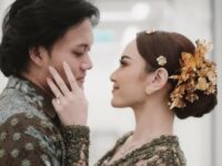 Cekricek.id, Berita Seleb dan Berita Artis – Rizky Febian dan Mahalini secara resmi menggelar pertunangan mereka baru-baru ini. Keduanya tampak mengunggah foto saat proses berlangsung dengan sama-sama mengenakan pakaian khas Indonesia yaitu kemeja batik dan baju kebaya.