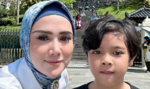 Cekricek.id, Berita Seleb dan Berita Artis – Mulan Jameela bersama anak bungsunya, Ali, melakukan kunjungan wisata ke Candi Borobudur baru-baru ini. Keduanya tampak bersemangat menikmati waktu bersama, terlebih wisata tersebut dilakukan karena memenuhi keinginan anak bungsu Ahmad Dhani tersebut.