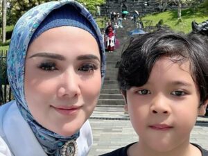 Cekricek.id, Berita Seleb dan Berita Artis – Mulan Jameela bersama anak bungsunya, Ali, melakukan kunjungan wisata ke Candi Borobudur baru-baru ini. Keduanya tampak bersemangat menikmati waktu bersama, terlebih wisata tersebut dilakukan karena memenuhi keinginan anak bungsu Ahmad Dhani tersebut.