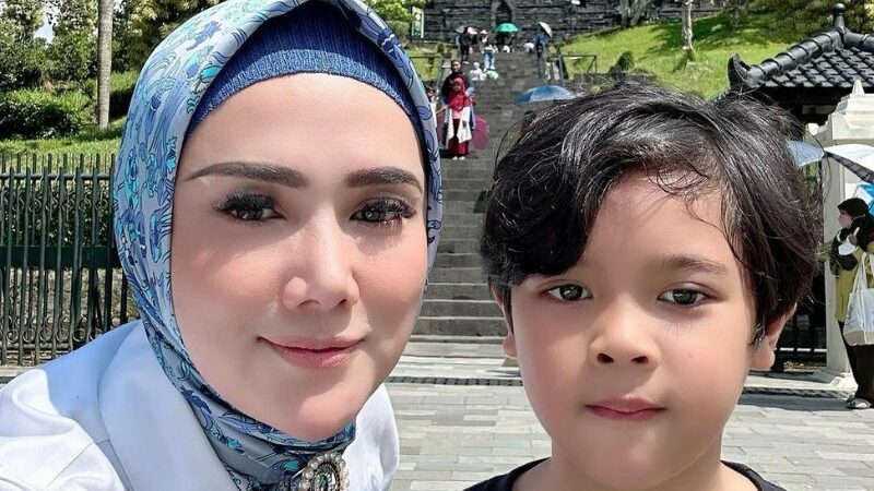 Cekricek.id, Berita Seleb dan Berita Artis – Mulan Jameela bersama anak bungsunya, Ali, melakukan kunjungan wisata ke Candi Borobudur baru-baru ini. Keduanya tampak bersemangat menikmati waktu bersama, terlebih wisata tersebut dilakukan karena memenuhi keinginan anak bungsu Ahmad Dhani tersebut.