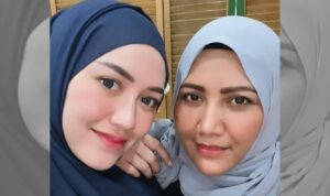 Cekricek.id, Berita Seleb dan Berita Artis – Penyanyi dangdut koplo Happy Asmara sukses menuai sorot perhatian warganet berkat penampilan terbarunya. Dia tampil berbeda dengan balutan jilbab yang menutupi kepala hingga hanya wajahnya saja yang terlihat.