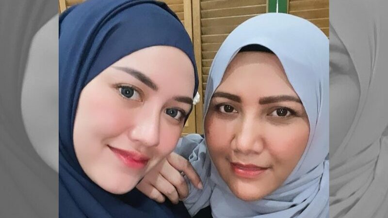 Cekricek.id, Berita Seleb dan Berita Artis – Penyanyi dangdut koplo Happy Asmara sukses menuai sorot perhatian warganet berkat penampilan terbarunya. Dia tampil berbeda dengan balutan jilbab yang menutupi kepala hingga hanya wajahnya saja yang terlihat.