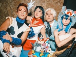 Cekricek.id, Berita Seleb dan Berita Artis – Sederet selebriti Indonesia seperti Vidi Aldiano, Afgan, Rossa hingga Rachel Vennya tampil unik dengan berdandan seperti tokoh dalam anime. Semuanya kompak melakukan cosplay untuk menghadiri acara pesta geng mereka, Aries Party 3.0: Anime(t) Gala, baru-baru ini.