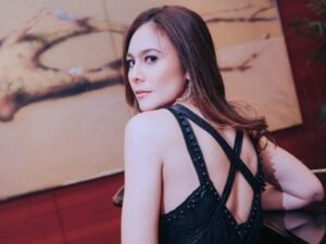Cekricek.id, Berita Seleb dan Berita Artis – Wulan Guritno memang tak pernah gagal membuat para penggemarnya terkesima. Selai cantik dan awet muda, ibu tiga itu juga sangat piawai berpose dalam setiap pemotretan yang dia lakukan. Wajar saja, jam terbangnya yang sudah tinggi serta proporsi tubuhnya yang membantu itu semua.