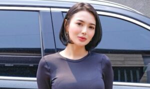 Cekricek.id, Berita Seleb dan Berita Artis – Wika Salim lagi-lagi menyedot perhatian warganet dengan penampilannya. Penyanyi dangdut yang ikonik dengan rambut bandolnya itu memang tak jarang memamerkan potret yang memperlihatkan lekuk tubuhnya yang ramping ideal.