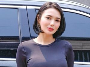 Cekricek.id, Berita Seleb dan Berita Artis – Wika Salim lagi-lagi menyedot perhatian warganet dengan penampilannya. Penyanyi dangdut yang ikonik dengan rambut bandolnya itu memang tak jarang memamerkan potret yang memperlihatkan lekuk tubuhnya yang ramping ideal.