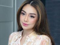 Cekricek.id, Berita Seleb dan Berita Artis – Celine Evangelista ternyata memiliki nasib yang tak jauh berbeda dengan Indah Permatasari. Dia mempunyai hubungan tak baik dengan ibundanya, sama seperti Indah yang diacuhkan sang ibu karena menikah dengan Arie Kriting.