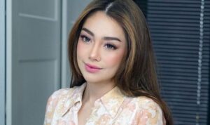 Cekricek.id, Berita Seleb dan Berita Artis – Celine Evangelista ternyata memiliki nasib yang tak jauh berbeda dengan Indah Permatasari. Dia mempunyai hubungan tak baik dengan ibundanya, sama seperti Indah yang diacuhkan sang ibu karena menikah dengan Arie Kriting.