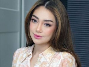 Cekricek.id, Berita Seleb dan Berita Artis – Celine Evangelista ternyata memiliki nasib yang tak jauh berbeda dengan Indah Permatasari. Dia mempunyai hubungan tak baik dengan ibundanya, sama seperti Indah yang diacuhkan sang ibu karena menikah dengan Arie Kriting.