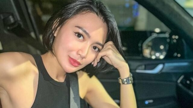 Cekricek.id, Berita Seleb dan Berita Artis – Sebagai seorang penyanyi, Wika Salim tak jarang mendapat cibiran karena suara yang dimilikinya. Banyak haters yang mengangap bahwa pedangdut tersebut tak memiliki suara sebagus penyanyi dangdut profesional lainnya. Lebih parahnya, ada yang menuding bahwa Wika dikenal karena paras cantik dan bodi seksinya saja.