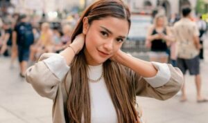 Cekricek.id, Berita Seleb dan Berita Artis – Andi Annisa, pesinetron cantik yang kini ikut membintangi Jangan Bercerai Bunda bersama Fandy Christian ramai menjadi sorotan. Pasalnya, belum lama ini istri sang aktor, Dahlia Poland, membagikan isi chat pesinetron tersebut dengan suaminya.