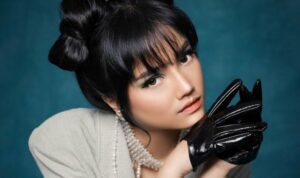 Cekricek.id – Sebagai selebriti yang aktif di media sosial, Fuji memang selalu sukses membuat para netizen terpesona. Apalagi dirinya juga tak kalah sering membagikan hasil foto dari setiap pemotretan yang dijalani. Dia menjadi model fotografi dengan berbagai outfit menarik yang mengundang banyak mata untuk melihatnya.