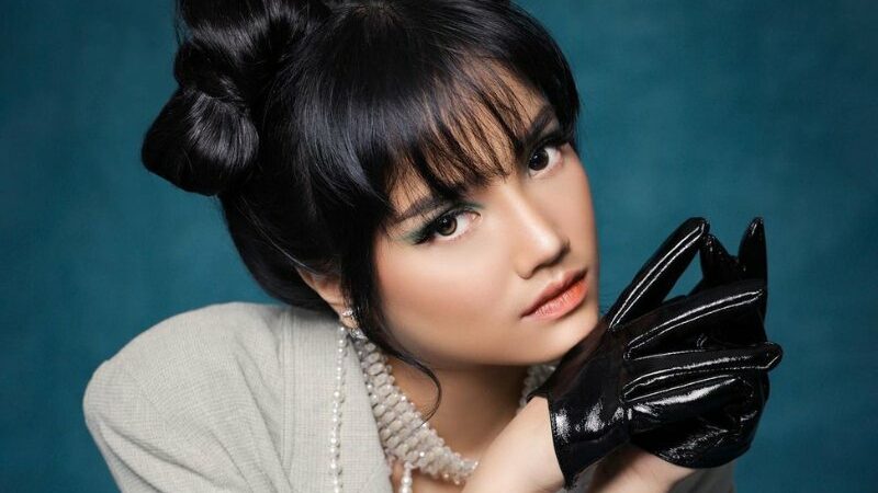 Cekricek.id – Sebagai selebriti yang aktif di media sosial, Fuji memang selalu sukses membuat para netizen terpesona. Apalagi dirinya juga tak kalah sering membagikan hasil foto dari setiap pemotretan yang dijalani. Dia menjadi model fotografi dengan berbagai outfit menarik yang mengundang banyak mata untuk melihatnya.