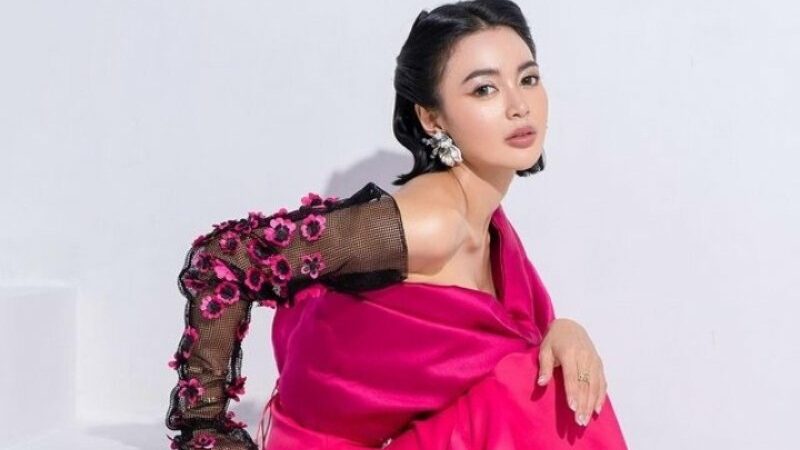 Cekricek.id, Berita Seleb dan Berita Artis – Wika Salim tampil cantik paripurna dengan balutan gaun berwarna pink fanta yang menyilaukan mata. Penampilan tersebut dia tujukan pada kegiatan photosoot yang belum lama ini dilakukannya. Berbeda dari gaya berpakaian biasanya, kali ini pedangdut cantik tersebut semakin sukses menuai perhatian.