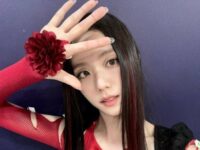 Cekricek.id, Berita Seleb dan Berita Artis – Jisoo Blackpink berhasil mengguncang dunia musik dengan lagu debut solonya yang berjudul Flower. Bukan hanya pecinta Kpop, orang biasa pun tahu dengan lagu tersebut. Terlebih pada challenge menari yang akhir-akhir ini viral di media sosial.