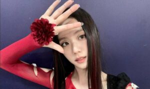 Cekricek.id, Berita Seleb dan Berita Artis – Jisoo Blackpink berhasil mengguncang dunia musik dengan lagu debut solonya yang berjudul Flower. Bukan hanya pecinta Kpop, orang biasa pun tahu dengan lagu tersebut. Terlebih pada challenge menari yang akhir-akhir ini viral di media sosial.