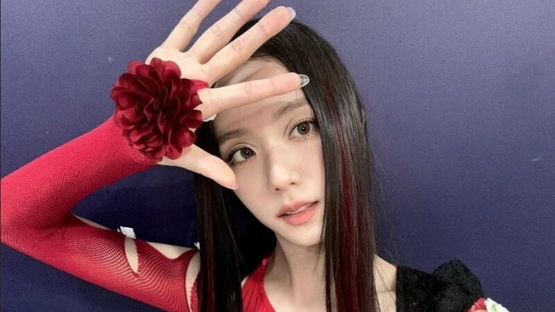 Cekricek.id, Berita Seleb dan Berita Artis – Jisoo Blackpink berhasil mengguncang dunia musik dengan lagu debut solonya yang berjudul Flower. Bukan hanya pecinta Kpop, orang biasa pun tahu dengan lagu tersebut. Terlebih pada challenge menari yang akhir-akhir ini viral di media sosial.