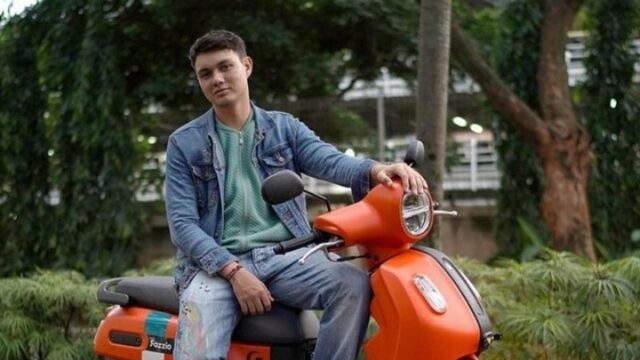 Cekricek.id, Berita Seleb dan Berita Artis – Nyoman Paul adalah penyanyi tanah air yang berhasil meraih posisi empat besar dalam ajang Indonesian Idol season 12. Terhitung sebagai artis baru yang berkecimpung di dunia tarik suara, dia tampak sudah akrab dengan para senior-seniornya yang lain.