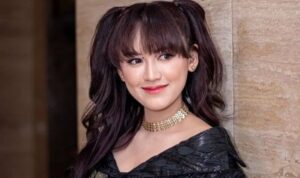 Cekricek.id, Berita Seleb dan Berita Artis – Happy Asmara curhat pada penggemarnya tentang apa yang dia inginkan lewat salah satu unggahan di media sosial pribadinya. Rupanya penyanyi cantik tersebut ingin memiliki tubuh yang gemuk. Akan tetapi, netizen di kolom komentar tak begitu setuju dengan keinginan idola mereka tersebut.