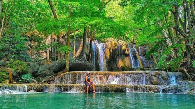 Cekricek.id, Objek Wisata – Pesona Air Terjun Mata Jitu di Pulau Moyo, Sumbawa memang tidak perlu diragukan lagi. Pemandangan yang indah, air jernih yang menyegarkan, sangat cocok dijadikan sebagai tempat untuk pelarian diri dari lelahnya rutinitas sehari-hari.