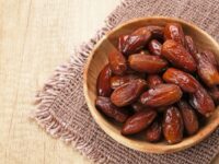 Cekricek.id, Portal Islam – Sunah Nabi Muhammad saw yang memberikan kunyahan buah kurma pada mulut bayi yang baru lahir atau yang disebut sebagai Tahnik, ternyata memiliki manfaat yang besar. Hal ini telah mendapat penjelasan secara ilmiah oleh para ahli.