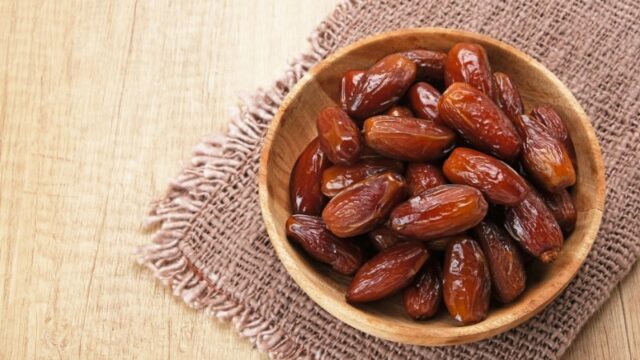 Cekricek.id, Portal Islam – Sunah Nabi Muhammad saw yang memberikan kunyahan buah kurma pada mulut bayi yang baru lahir atau yang disebut sebagai Tahnik, ternyata memiliki manfaat yang besar. Hal ini telah mendapat penjelasan secara ilmiah oleh para ahli.