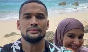 Cekricek.id, Berita Seleb dan Berita Artis – Teuku Wisnu membagikan beberapa tips kepada para suami yang ingin memiliki hubungan langgeng dengan istri. Cara yang diberikan adalah melalui komunikasi yang baik dengan menanyakan beberapa hal kepada istri di waktu-waktu tertentu.