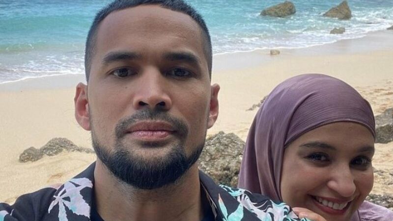 Cekricek.id, Berita Seleb dan Berita Artis – Teuku Wisnu membagikan beberapa tips kepada para suami yang ingin memiliki hubungan langgeng dengan istri. Cara yang diberikan adalah melalui komunikasi yang baik dengan menanyakan beberapa hal kepada istri di waktu-waktu tertentu.